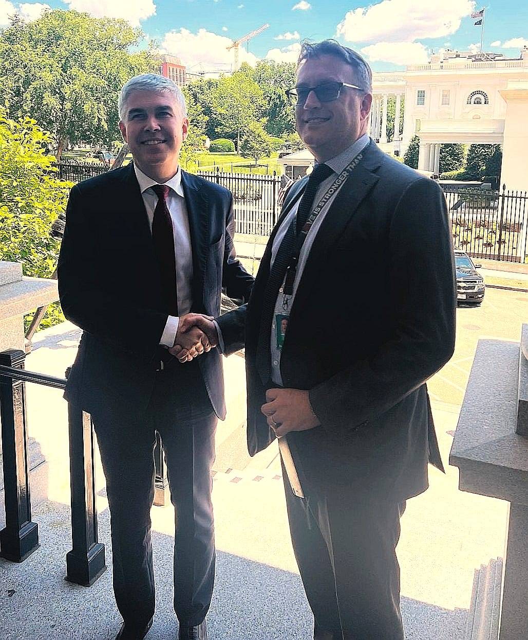  Министърът на енергетиката Владимир Малинов по време на срещата си в Белия дом със Стивън Бърнс,  шеф по енергийна сигурност и Джереми Лонг, шеф за Балканите и Централна Европа в Съвета за национална сигурност на Съединени американски щати 